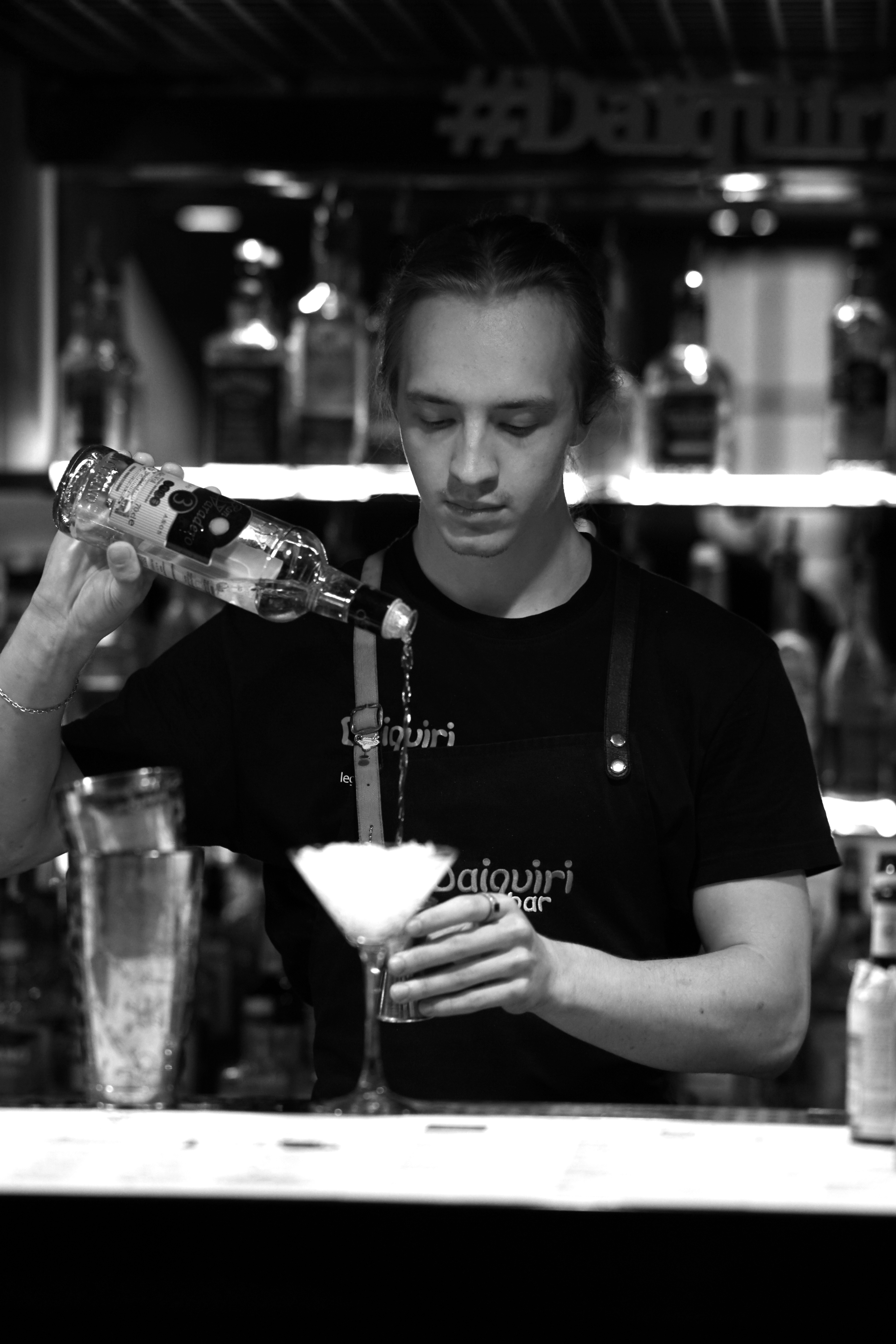 Бармен Виталий за работой